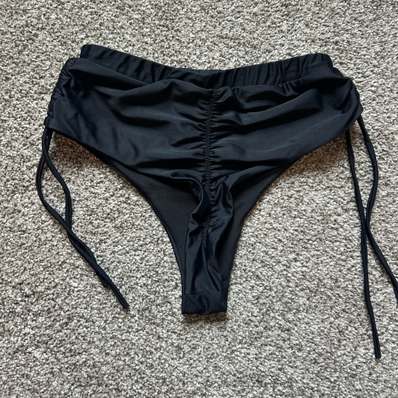 Black High-Waisted cheeky scrunch Bikini Bottoms with side ties - Picture 3 of 6